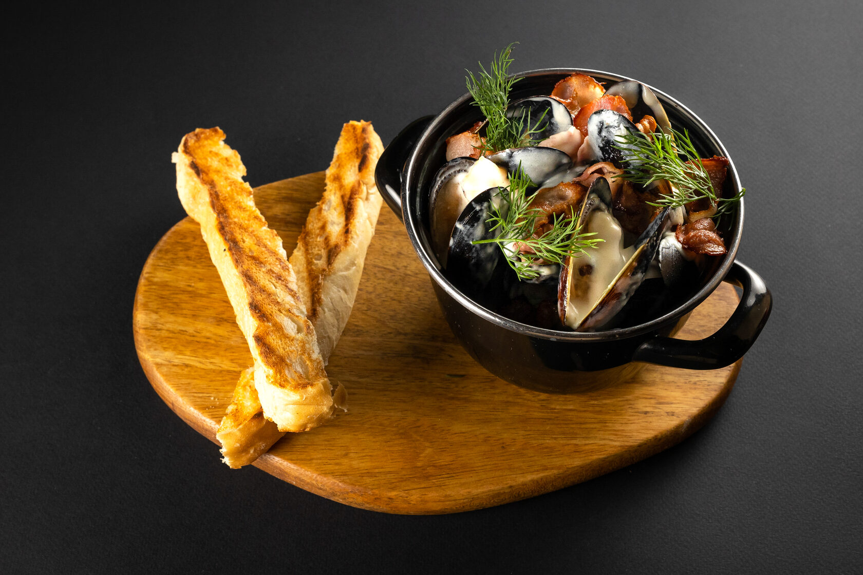 Мидии с беконом в соусе карбонара