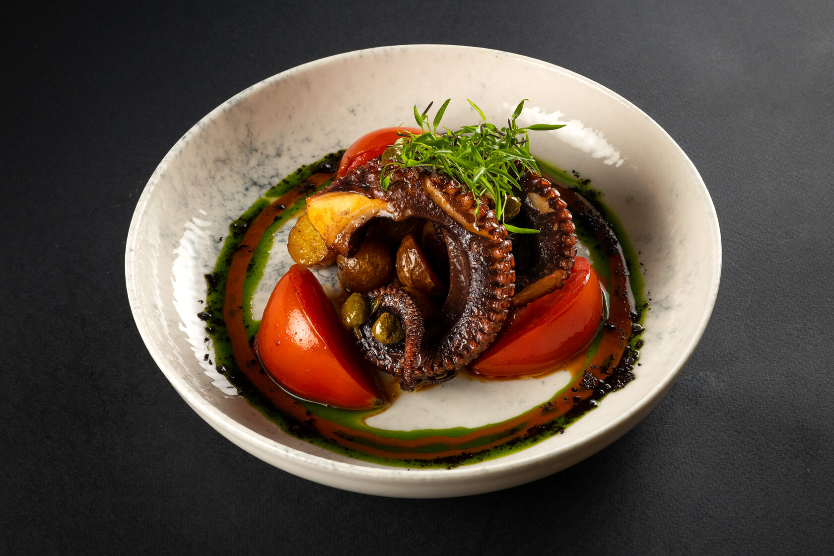 Щупальца осьминога с картофелем, томатами