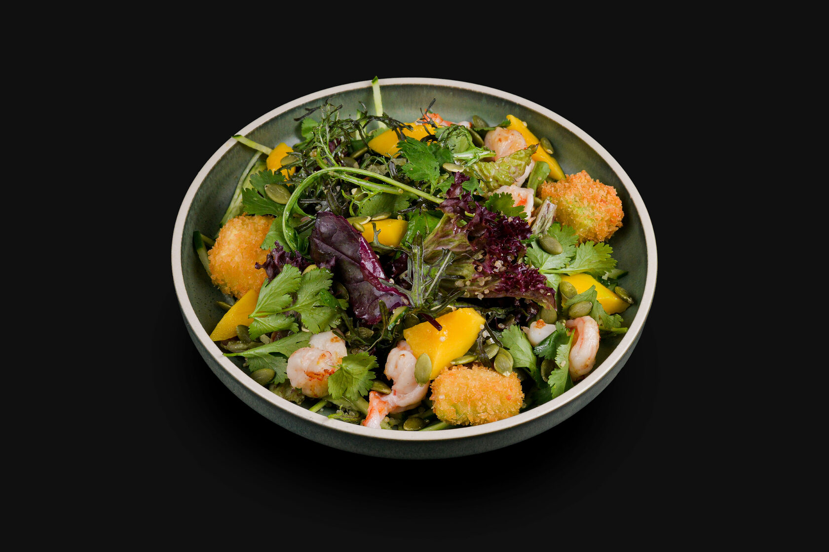 Зелёный салат с креветками и манго