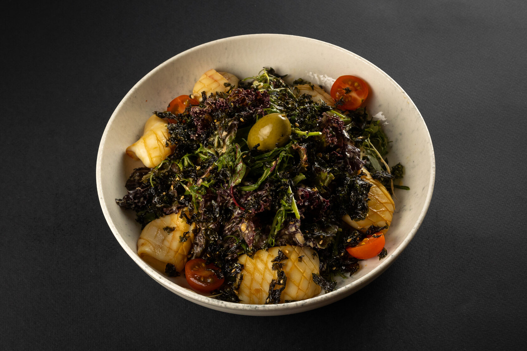 Тёплый салат с кальмаром, картофелем и лимонным дрессингом