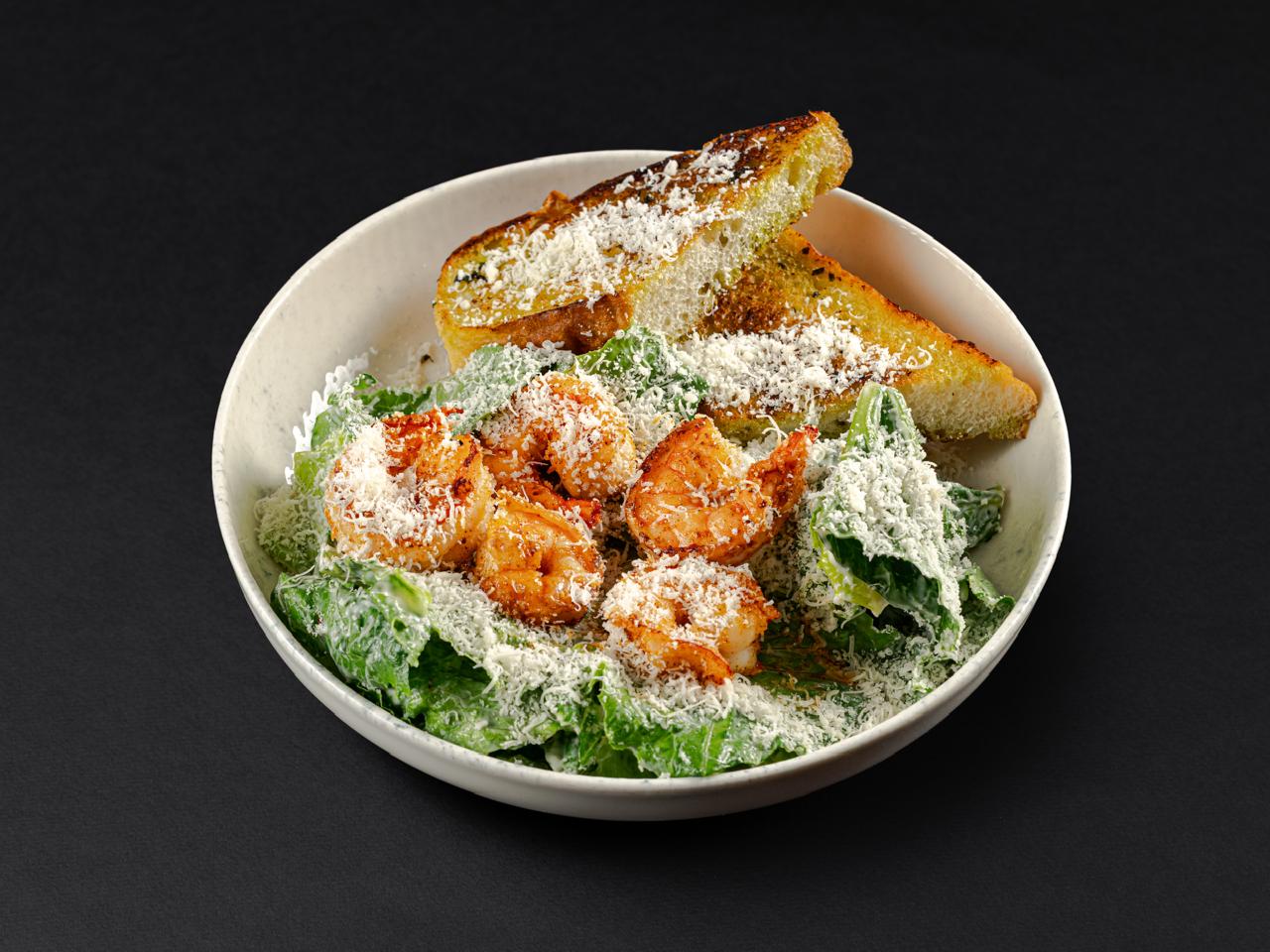 Цезарь с креветками в соусе из раковых шеек