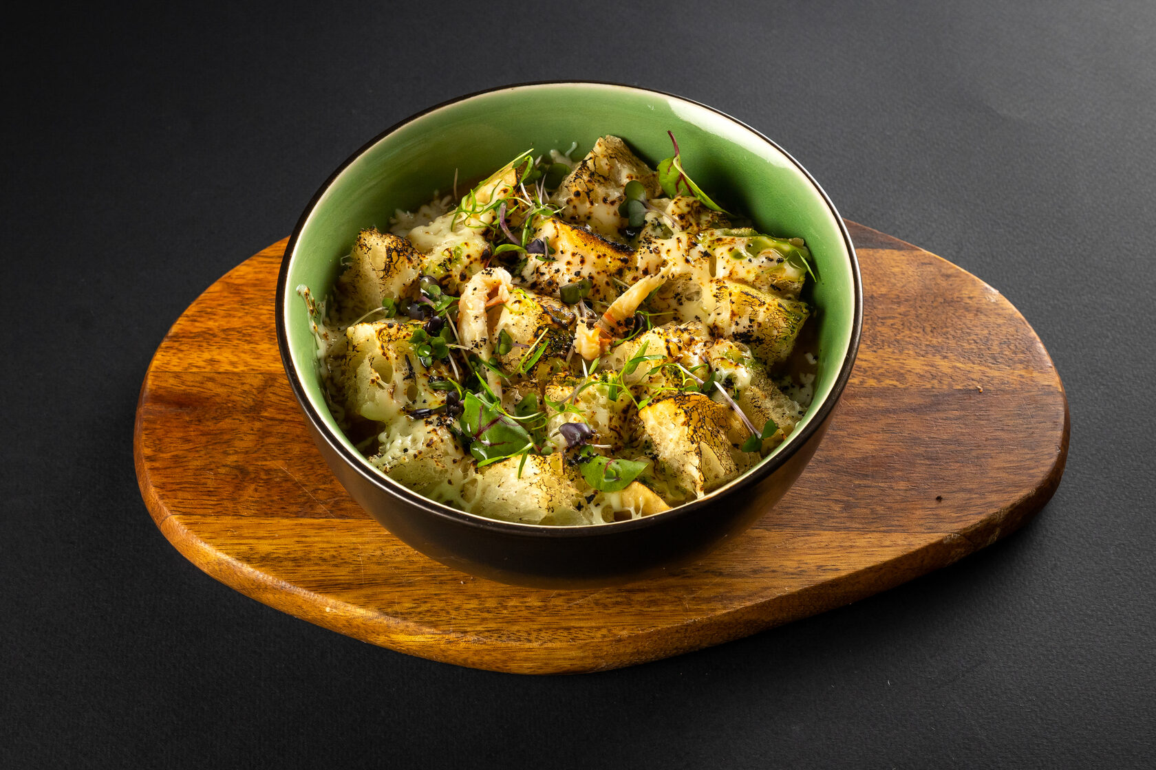 Луковый суп с раковыми шейками и сыром